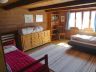 Erstes Schlafzimmer nach Süden mit einem Doppelbett und einem kleineren Einzelbett