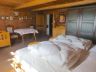 Zweites Schlafzimmer nach Süden mit zwei Einzelbetten als Doppelbett und einem Babybett