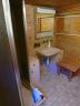 Bad mit Waschbecken, WC und Dusche