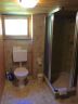 Bad mit Waschbecken, WC und Dusche